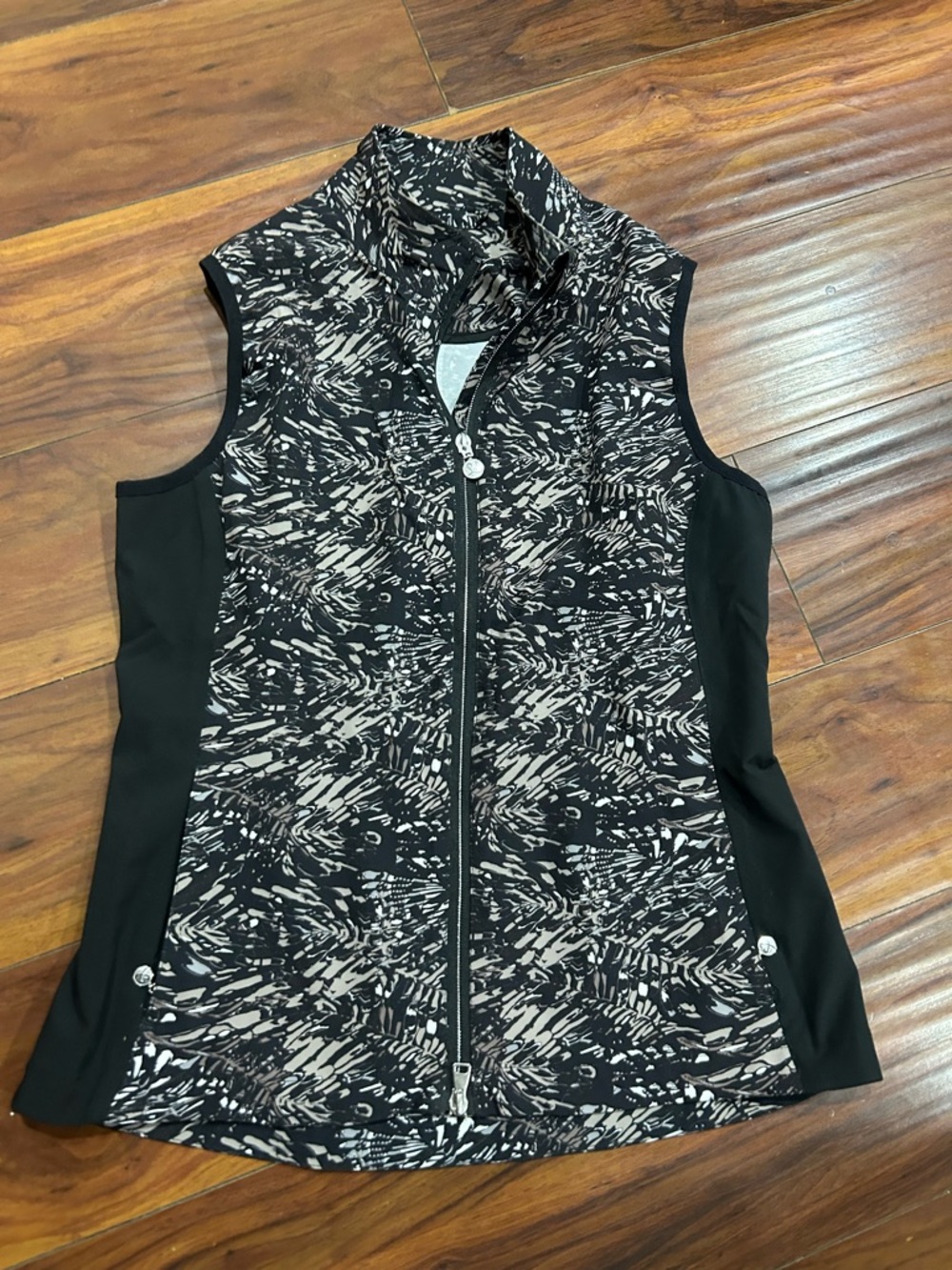 Daily Sports Black & Cream Printed Sleeveless Zip Golf Vest, Medium, pockets